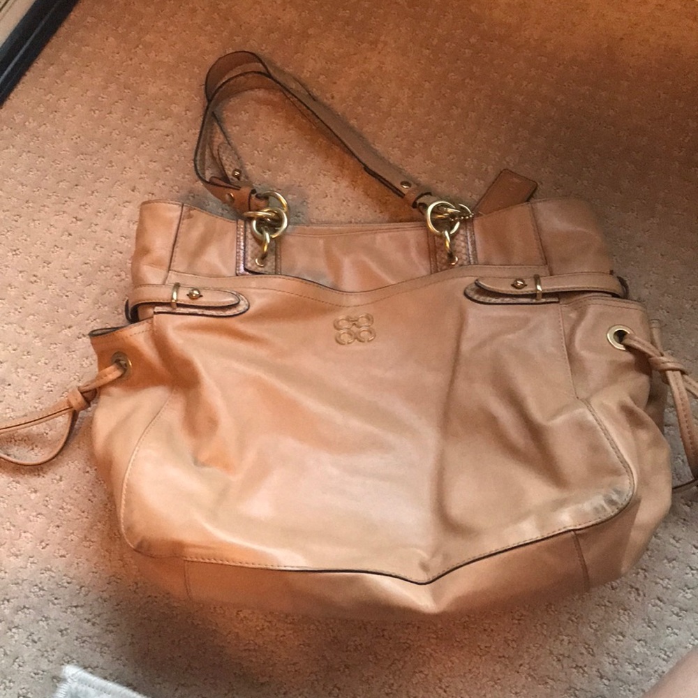 Tan Coach shoulder bag - medium size